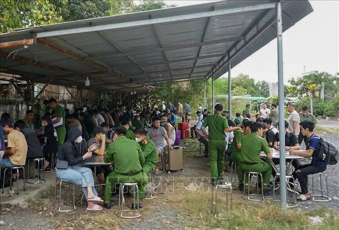 Police verify information about the 410 Vietnamese citizens returning from Cambodia (Photo: VNA)