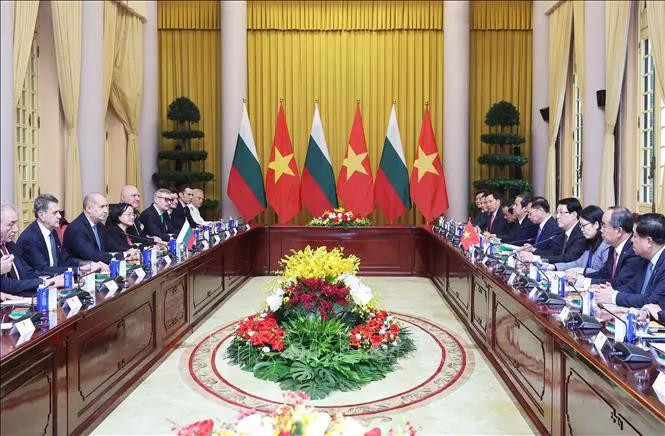 An overview of the talks between Vietnamese State President Luong Cuong and Bulgarian President Rumen Radev in Hanoi on November 25. (Photo: VNA)