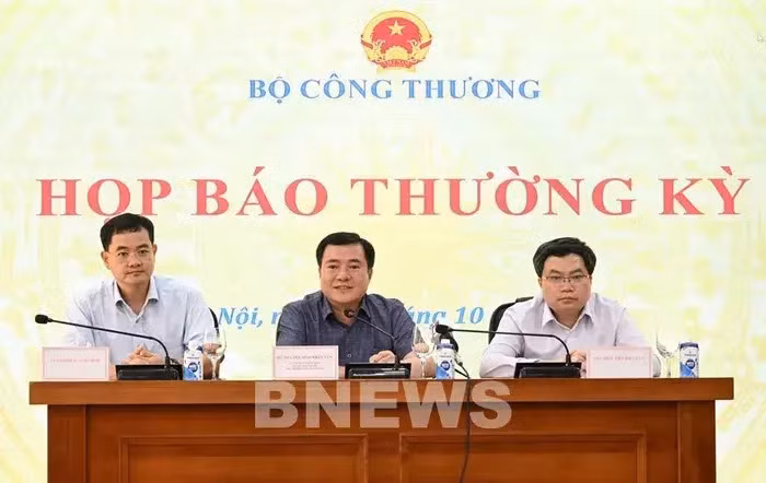 Deputy Minister of Industry and Trade Nguyen Sinh Nhat Tan (middle) speaks at the event (Photo: VNA)