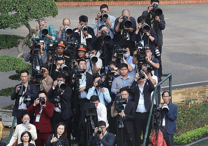 Reporters operate at the welcoming ceremony for General Secretary of the Communist Party of China and Chinese President Xi Jinping in Hanoi in December 2023 (Photo: VNA)