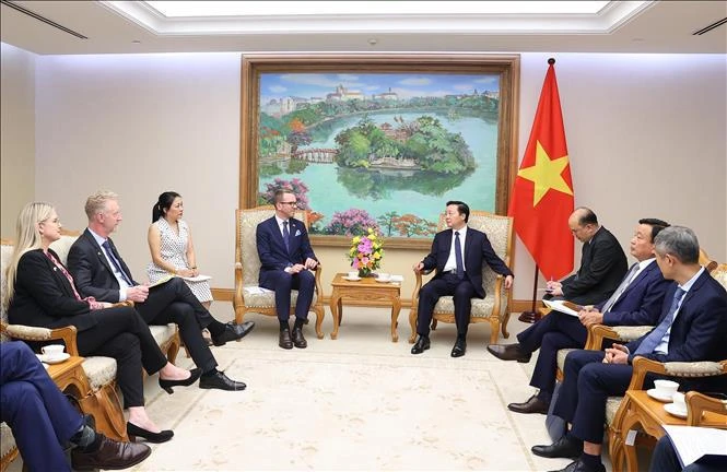 Deputy Prime Minister Tran Hong Ha (fourth right) and Swedish Minister of Infrastructure and Housing Andreas Carlson (fifth left) at the reception. (Photo: VNA)