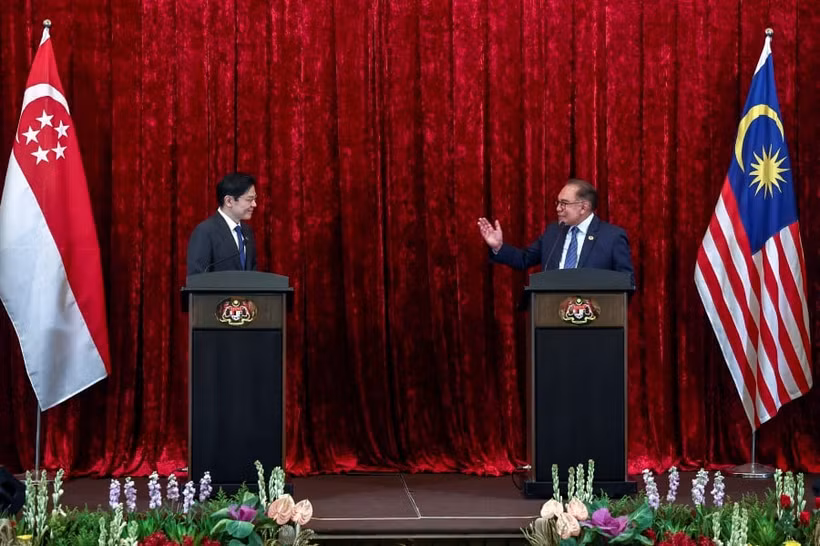Malaysian Prime Minister Anwar Ibrahim (right) and his Singapore counterpart Lawrence Wong at the press conference on June 12. (Photo: Bernama)