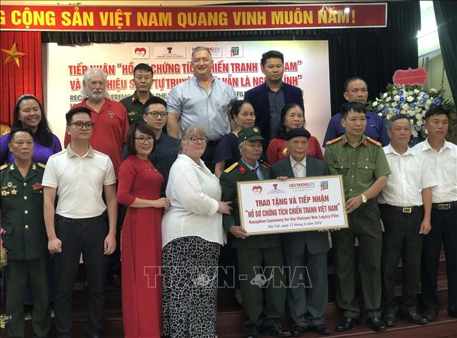 War evidence records of Vietnamese soldiers who laid down their lives or were missing in the resistance war against the US imperialists are handed over to their families at a ceremony in Hanoi. (Photo: VNA)