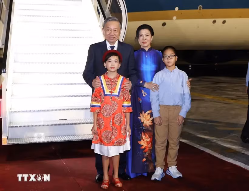 Party General Secretary and State President To Lam and his spouse are welcomed at the José Martí International Airport. (Photo: VNA)