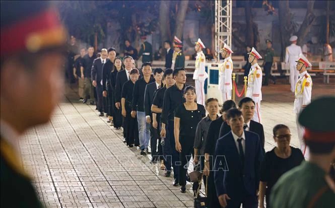 Crowds line up at the National Funeral Hall in Hanoi to pay last respects to Party General Secretary Nguyen Phu Trong (Photo: VNA)