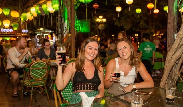 Foreigners in Hoi An (Photo: Tico Travel)