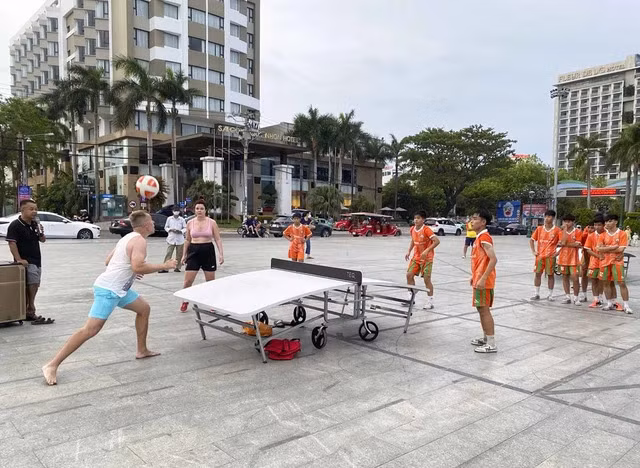Foreigners experience teqball in Binh Dinh (Photo: nld.com.vn)