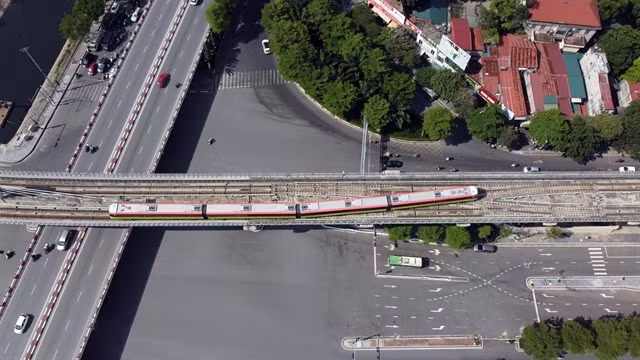 A train in trial run on the Nhon-Hanoii Station metro line. (Photo: VNA)