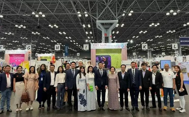 Ambassador Dang Hoang Giang, Permanent Representative of Vietnam to the United Nations (eighth from left), and Vietnamese enterprises at the fair in New York (Photo: TTDN)