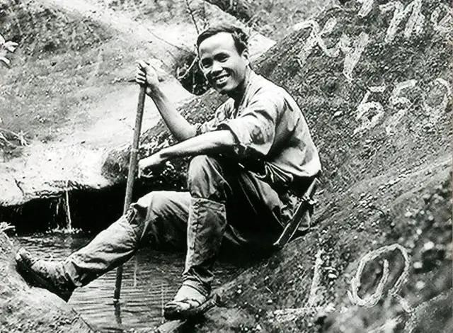 Luong Nghia Dung – a journalist of the Vietnam News Agency - at the Quang Tri battlefield. (Photo: VNA)