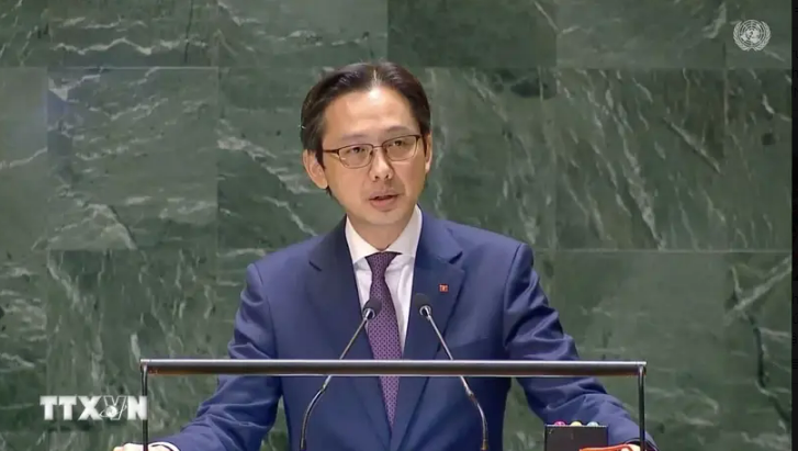 Vietnamese Deputy Minister of Foreign Affairs Do Hung Viet speaks at the session of the UN General Assembly in New York to discuss the conflict and humanitarian crisis in Gaza. (Photo: VNA)