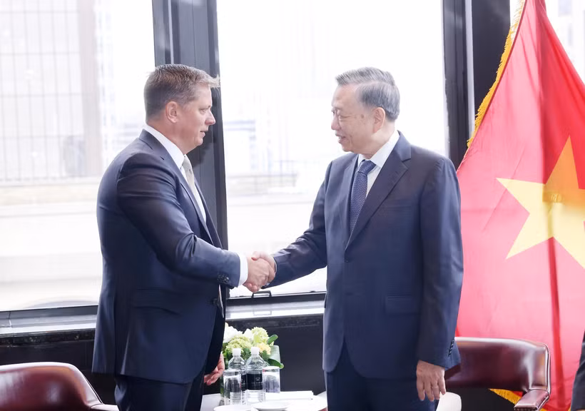 Party General Secretary and State President To Lam (right) and Senior Vice President for Global Business and Government Affairs of SpaceX Tim Hughes at their meeting in New York on September 25. (Photo: VNA)