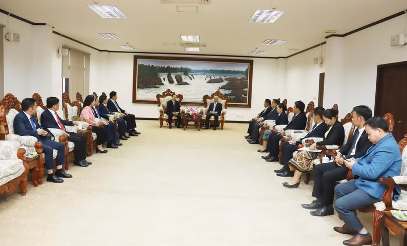 A delegation of the Communist Party of Vietnam (CPV) Central Committee’s Commission for Information and Education on September 25 pays a courtesy visit to Khamphanh Pheuyavong, Secretary of the Lao People’s Revolutionary Party (LPRP) Central Committee and head of its Commission for Propaganda and Training. (Photo: VNA)