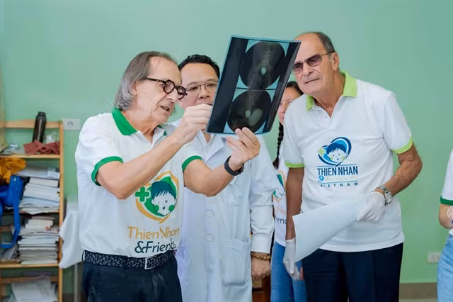 Italian surgeon Dr Roberto De Castro (left) and his team conduct examinations and diagnoses for children with urology and genital defect at the National Pediatric Hospital in Hanoi on October 25. (Photo courtesy of ‘Thien Nhan & His Friends’ programme)