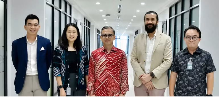 (From left) Rev Media Group chief operating officer Nicholas Sagau , Google government affairs and public policymanager Arianne Santoso, Communications Minister Fahmi Fadzil, Google News partner manager Adeel Farhan and Media Prima Bhd group managing director Rafiq Razali during the launch of the Advertising Revenue Lab on July 18. (Photo courtesy of Google)