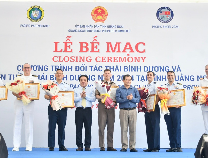 Vice Chairman of the provincial People’s Committee Vo Phien (third from left) presents certificates of merit to US organisations. (Photo: baoquangngai.vn)