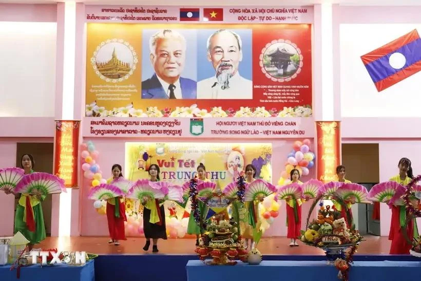 A performance by students of the Nguyen Du Lao-Vietnamese bilingual school in Vientiane. (Photo: VNA)