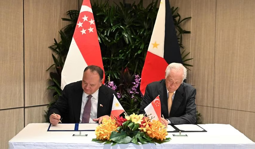 Singaporean Defence Minister Ng Eng Hen (right) and Philippine Secretary of National Defense Gilberto Teodoro Jr. signing the memorandum of understanding on July 24. (Photo: MINDEF) 