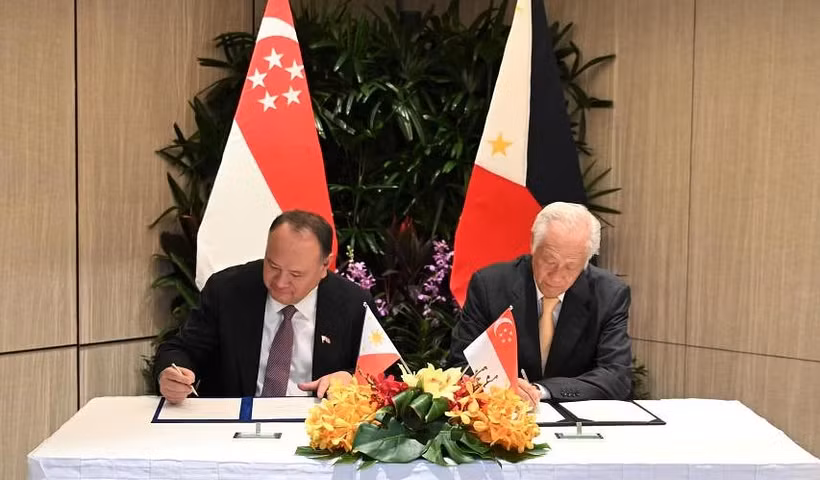 Singaporean Defence Minister Ng Eng Hen (right) and Philippine Secretary of National Defense Gilberto Teodoro Jr. signing the memorandum of understanding on July 24. (Photo: MINDEF) 