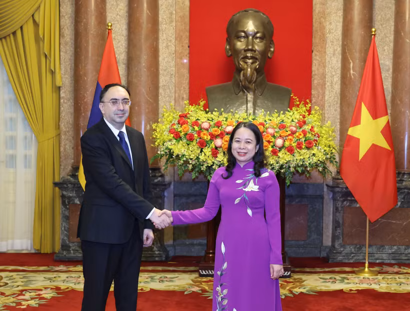 Acting President Vo Thi Anh Xuan (R) and Ambassador of Armenia Suren Baghdasaryan. (Photo: VNA)