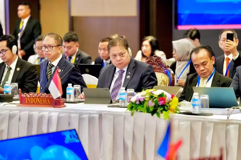 Indonesia’s Coordinating Minister for Economic Affairs Airlangga Hartarto at the meeting with Singaporean Deputy Prime Minister cum Minister of Trade and Industry Gan Kim Yong. (Photo: Indonesian Economic Affairs Ministry's Office)
