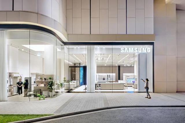 A view of Samsung West Lake - the new retail store at Lotte West Lake in Hà Nội. (Photo: Courtesy of Samsung Vietnam)