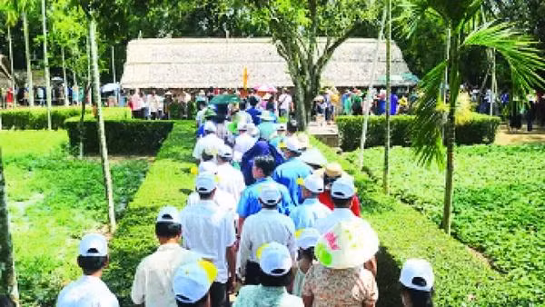 Visitors at the Kim Lien Special National Relic Site (Photo: VNA)