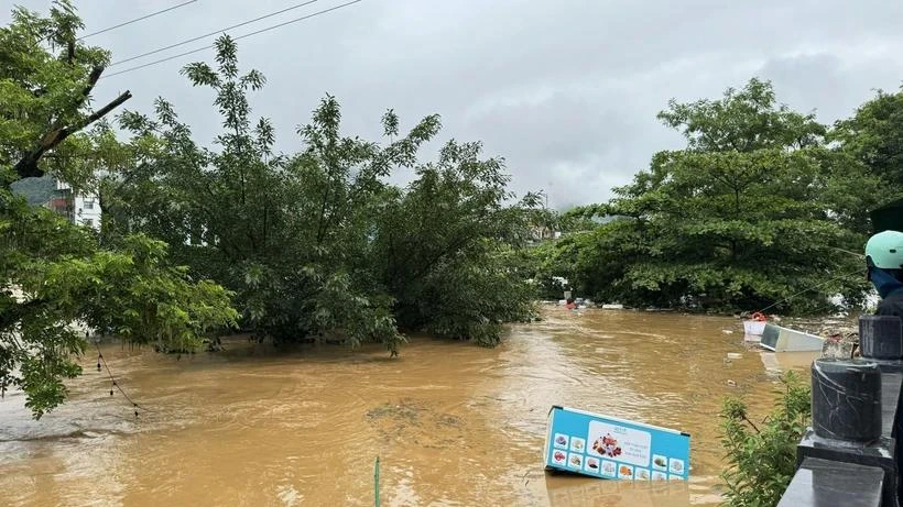 Prolonged heavy rains lead to a rise in the water level of the Lo River in Ha Giang province, causing flooding for houses along the river and posing a risk of drowning. (Photo: VNA)