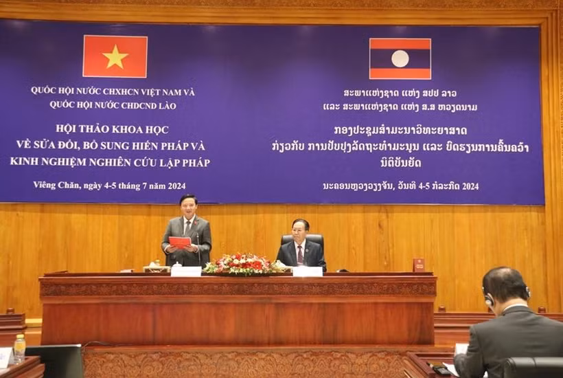 Vice Chairman of the Vietnamese National Assembly (NA) Nguyen Khac Dinh (standing) speaks at the event. (Photo: bienphong.com.vn)