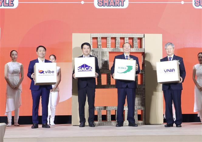 Participants at the opening ceremony of the Vietnam Interior and Build Expo (VIBE 2024) on October 2 .(Photo: VNA)