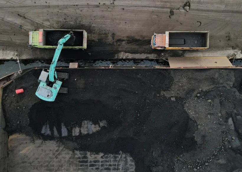 A heavy machinery unload coal from barges into trucks to be distributed, at the Karya Citra Nusantara port in North Jakarta, Indonesia, January 13, 2022. (Photo: Reuters)