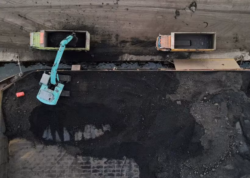 A heavy machinery unload coal from barges into trucks to be distributed, at the Karya Citra Nusantara port in North Jakarta, Indonesia, January 13, 2022. (Photo: Reuters)