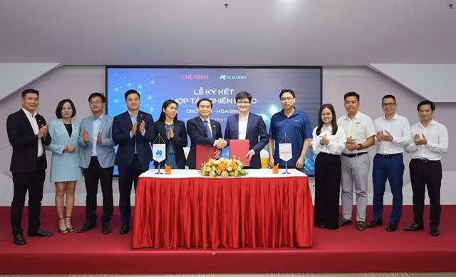 Leaders of the two groups sign the co-operation agreement. (Photo: baotainguyenmoitruong.vn)