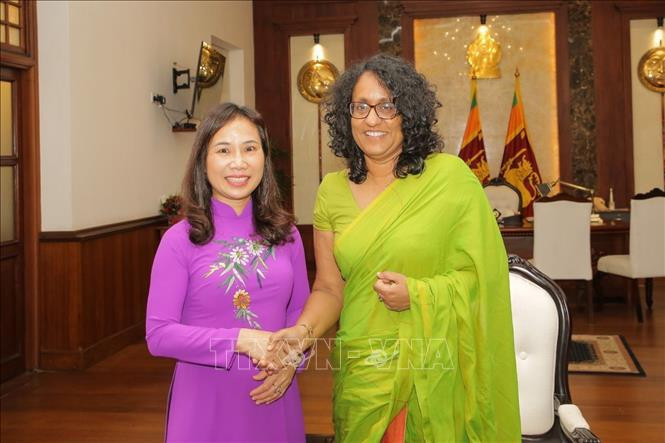 Vietnamese Ambassador to Sri Lanka Trinh Thi Tam (L) and Sri Lankan Prime Minister Harini Amarasuriya at their meeting on October 3 (Photo: VNA)