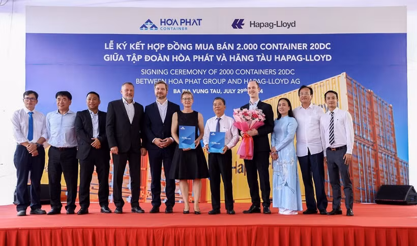Steel giant Hoa Phat Group signs a contract to supply 2,000 20DC containers to Hapag-Lloyd - the largest container shipping company in Germany on July 29 (Photo: VNA)