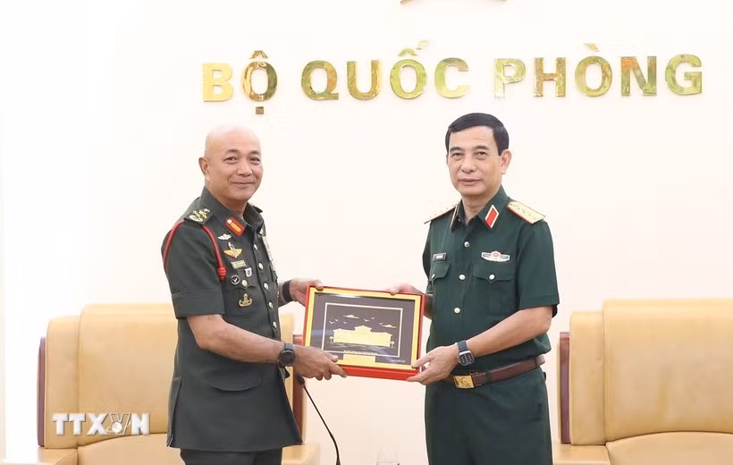 General Phan Van Giang (R), Minister of National Defence presents a souvenir to General Tan Sri Datuk Seri Mohammad bin Ab Rahman, Chief of Defence Forces of Malaysia in Hanoi on August 15 (Photo: VNA)
