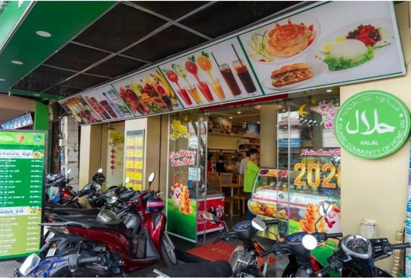 At a Halal food store in HCM City (Photo: VnEconomy)