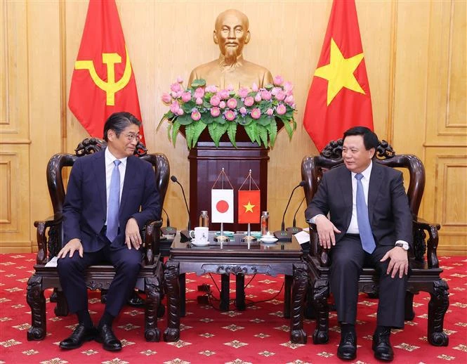 President of the Ho Chi Minh National Academy of Politics Nguyen Xuan Thang (R) and Japanese Ambassador to Vietnam Ito Naoki (Photo: VNA)