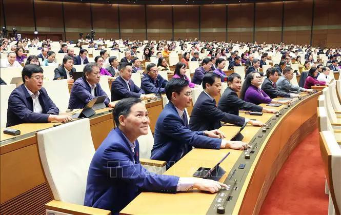 Deputies vote to pass a law at the eighth session of the 15th National Assembly on November 30. (Photo: VNA)