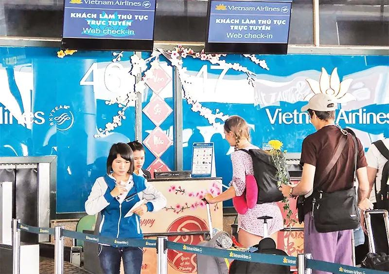 Passengers check in at Noi Bai International Airport in Hanoi (Photo: VNA)