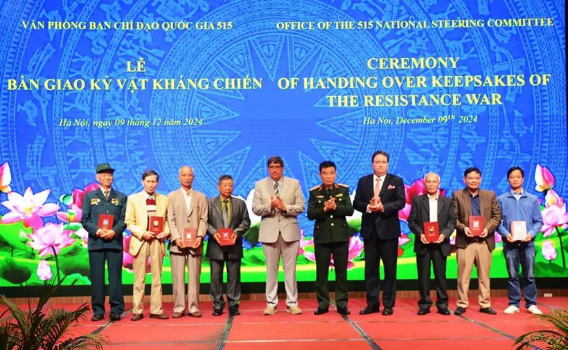 Keepsakes of Vietnamese war veterans and fallen soldiers are handed over to representatives of martyrs' families and veterans. (Photo: qdnd.vn)