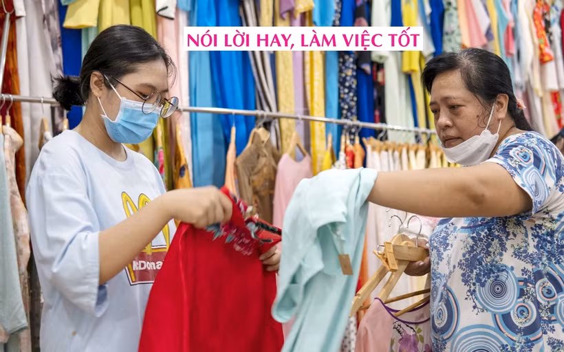 Women choose "ao dai" at the shop. (Photo: phunuvietnam.vn)