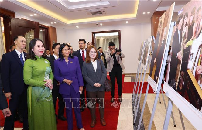 State Vice President Vo Thi Anh Xuan and Executive Vice President of Venezuela Delcy Rodriguez Gomez visit a photo exhibition about Vietnam-Venezuela ties. (Photo: VNA)