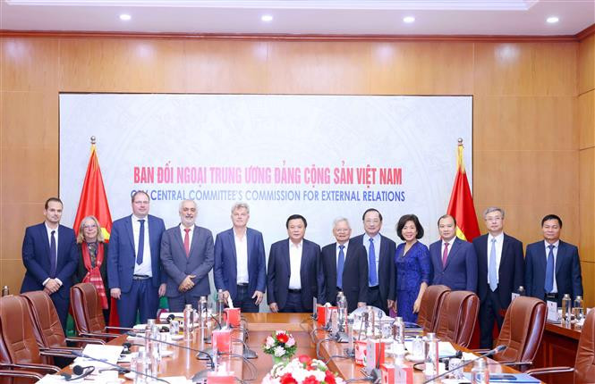 Representatives of the Communist Party of Vietnam (CPV) and the French Communist Party (PCF) attend the 4th theoretical workshop. (Photo: VNA)