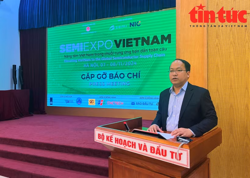 NIC Director Vu Quoc Huy speaks at the press briefing to announce the Vietnam Semiconductor Industry Exhibition 2024 (SEMIExpo Vietnam 2024). (Photo: VNA)