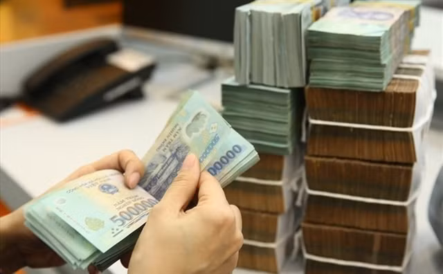 The average deposit interest rates have increased to 6.9-7.4% per year for terms of more than 24 months. (Photo: cafef.vn)