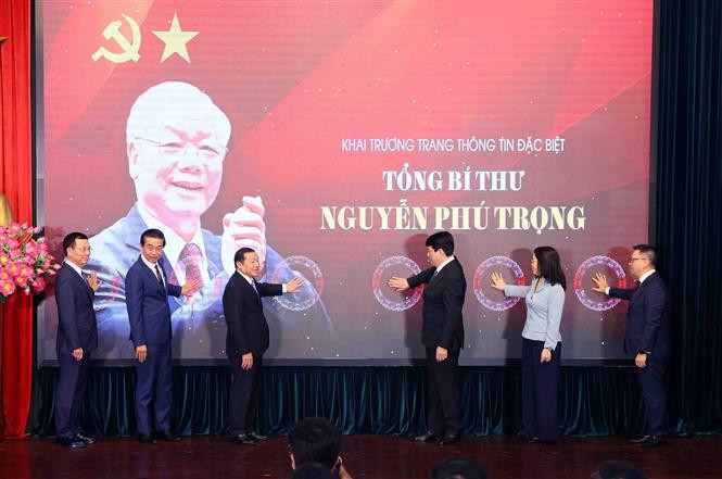 Politburo member and standing member of the Party Central Committee’s Secretariat Luong Cuong and delegates at the launching ceremony of the special page on late Party General Secretary Nguyen Phu Trong. (Photo: VNA)