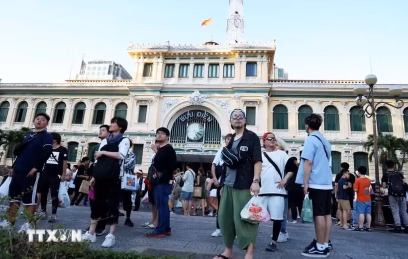Korean tourists visit the central post office, a famous destination in Ho Chi Minh City. (Photo: VNA)