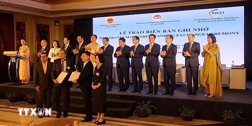 Prime Minister Pham Minh Chinh (2nd row, 7th from right), along with officials from Vietnam and India, witness the representatives of Hoang Lam Cosmetic Pharmaceutical Joint Stock Company and Stempeutics Research Pvt. Ltd. exchange their MoU for cooperation. (Photo: VNA)