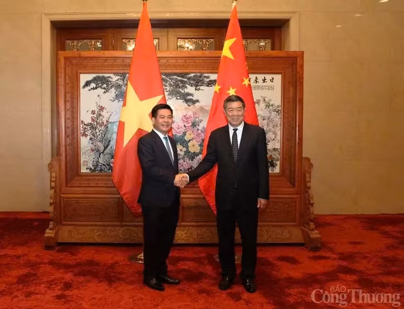 Minister of Industry and Trade Nguyen Hong Dien (L) and Chinese Vice Premier He Lifeng at their meeting on September 30. (Photo: congthuong.vn)